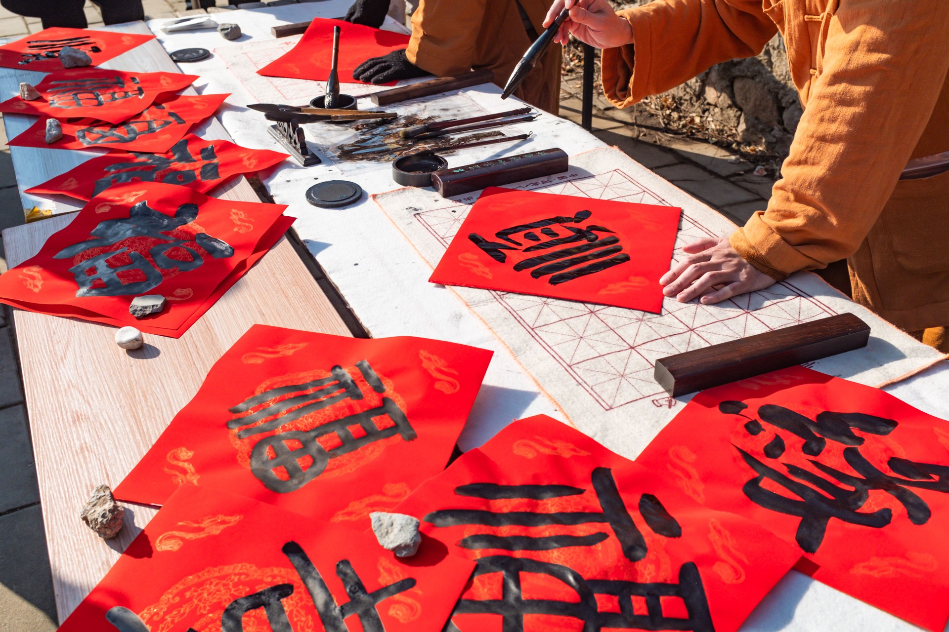 The person who is writing symbols for the Spring Festival, blessings, smoothness, share, and destiny. 福、順、緣